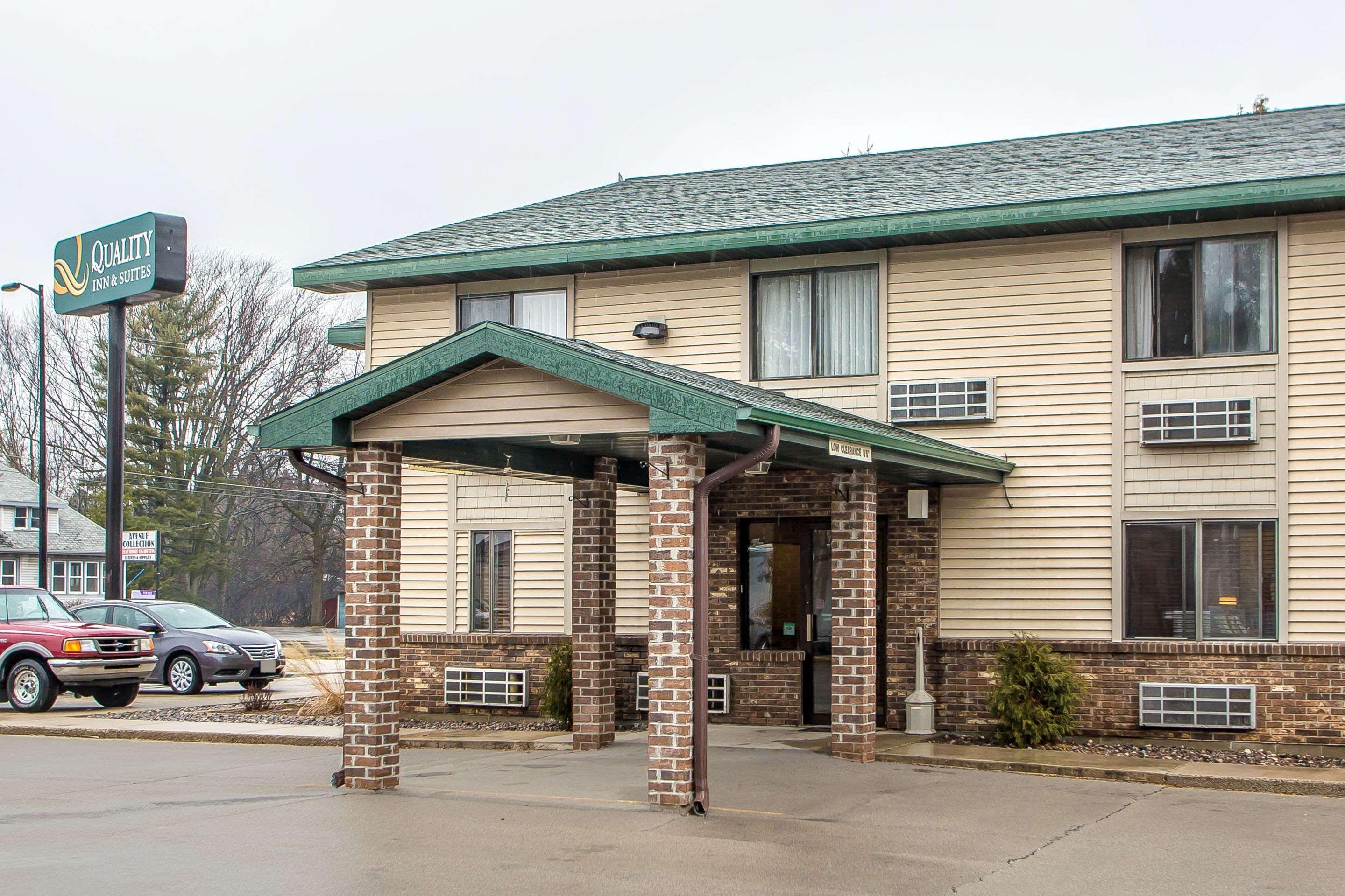 Quality Inn & Suites Marinette Extérieur photo