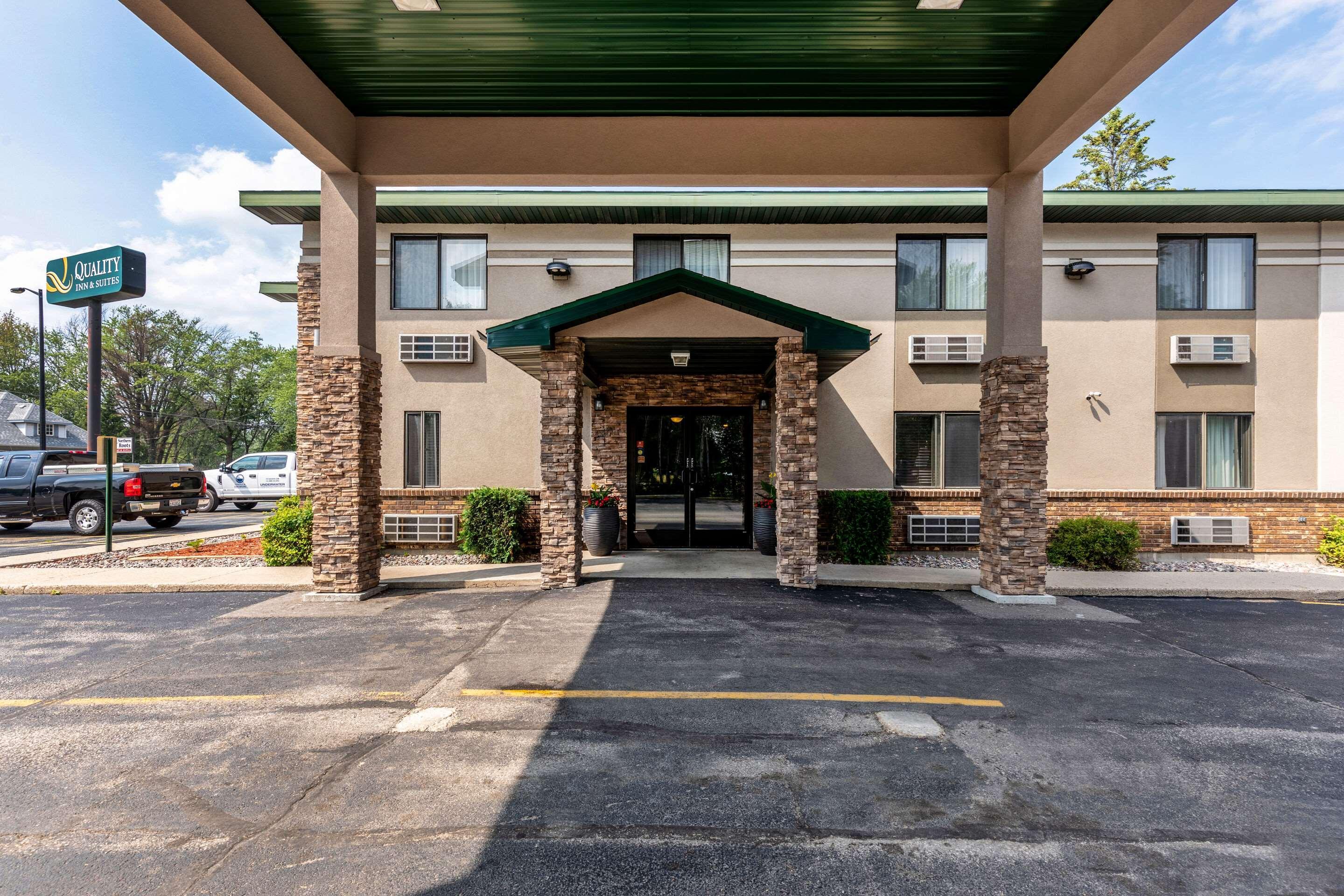 Quality Inn & Suites Marinette Extérieur photo